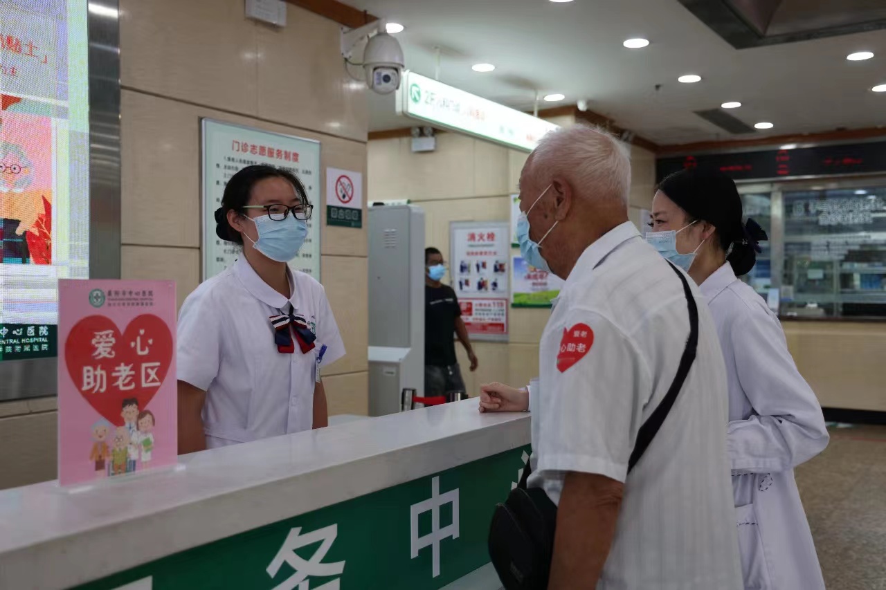 跨越数字鸿沟，老人就医不再难!襄阳市中心医院打造适老化就医体验